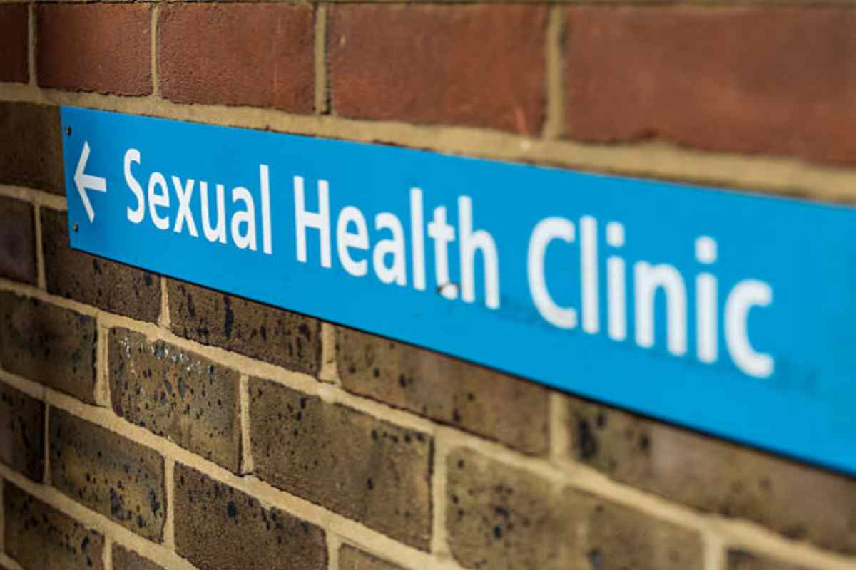 Cartello che indica una clinica per la salute sessuale