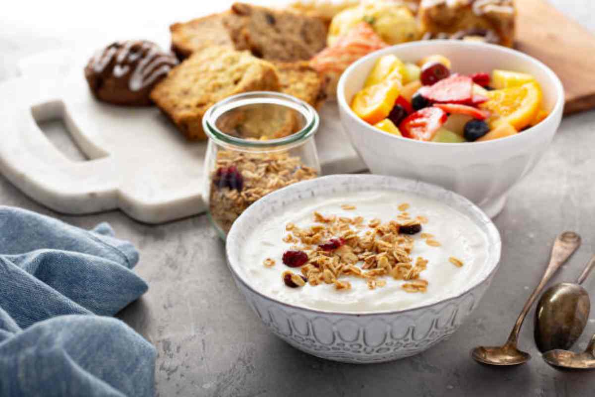 Colazione sana con yogurt, cereali integrali e frutta