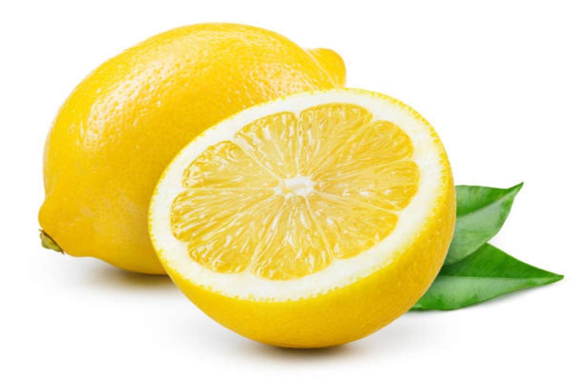 Un limone tagliato e un limone intero