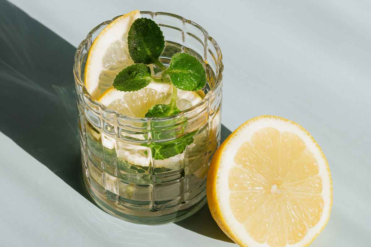 bicchiere di acqua aromatizzata al limone