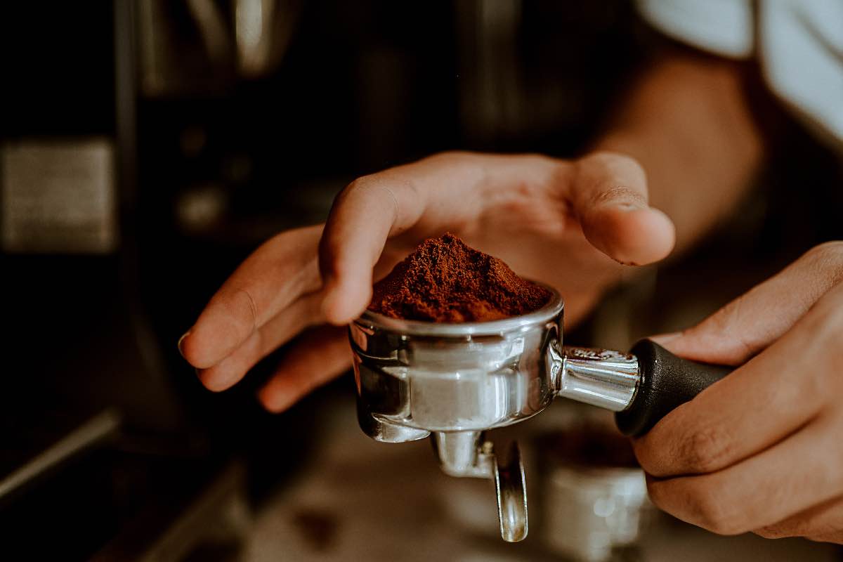 Un uomo prepara un caffè ala bar