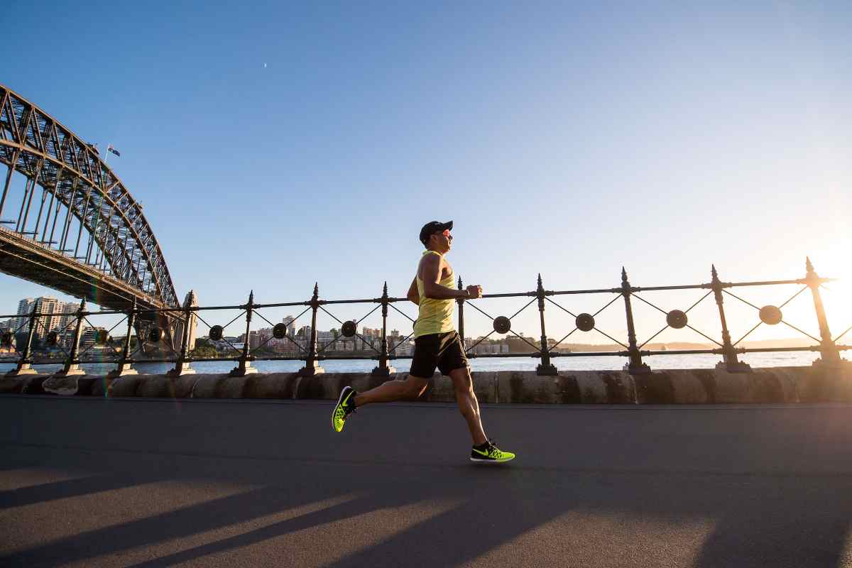 Uomo impegnato a correre