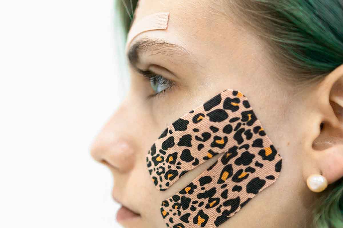 una ragazza con applicazione di face taping