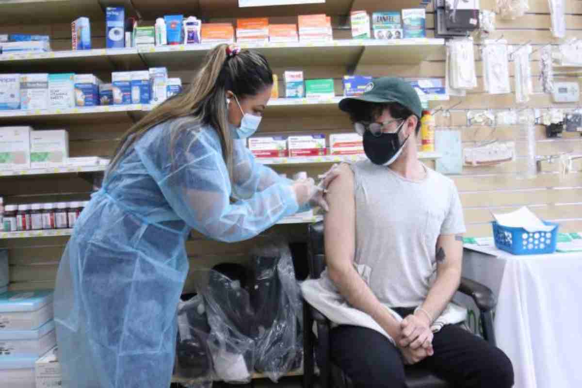 Un farmacista mentre inietta un vaccino