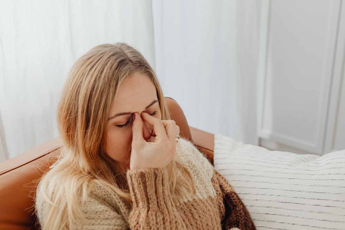 una ragazza con congestione nasale