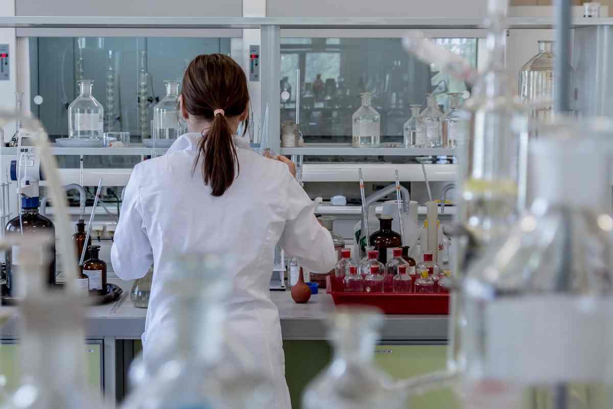 Una dottoressa in laboratorio