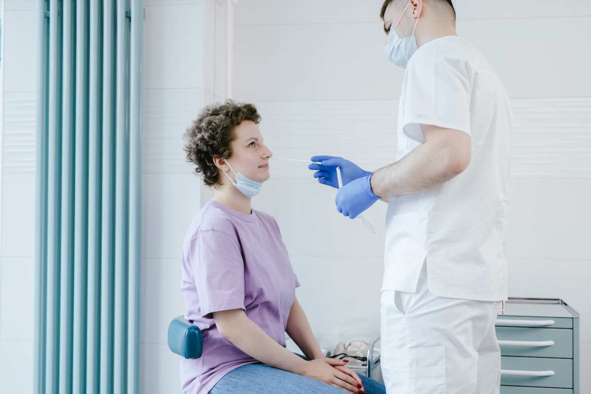 Un operatore sanitario esegue un tampone ant-Covid a una paziente