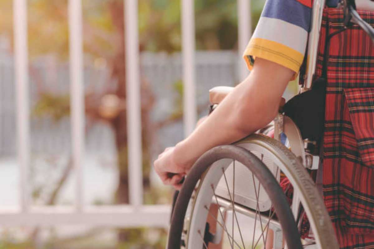 Bambino su sedia a rotelle a causa della paralisi cerebrale infantile