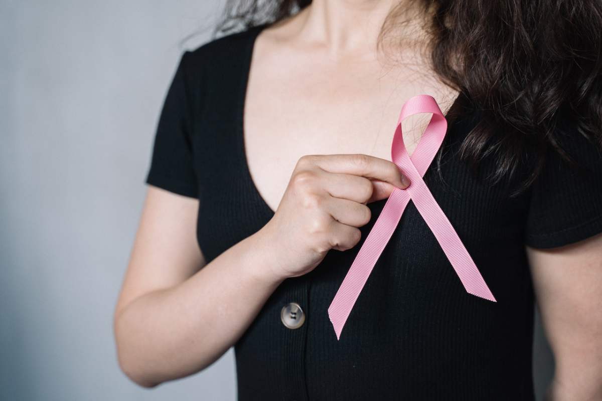 Fiocco rosa, simbolo della lotta al cancro al seno nel mese di ottobre dedicato alla prevenzione