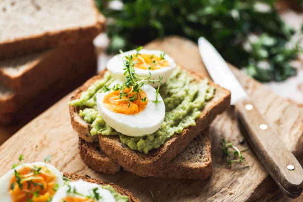 Pane, avocado e uova, pasto perfetto per il post allenamento