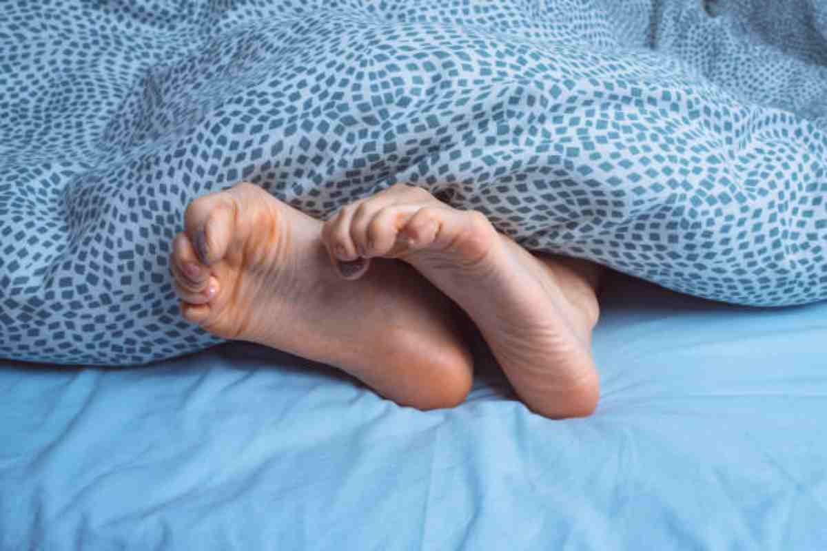 Persona che soffre di spasmo ipnico alle gambe