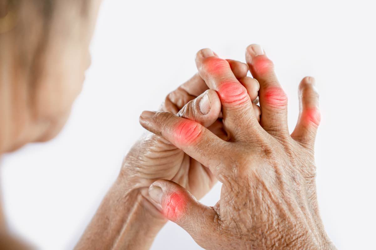 Una donna anziana controlla le articolazioni della mano