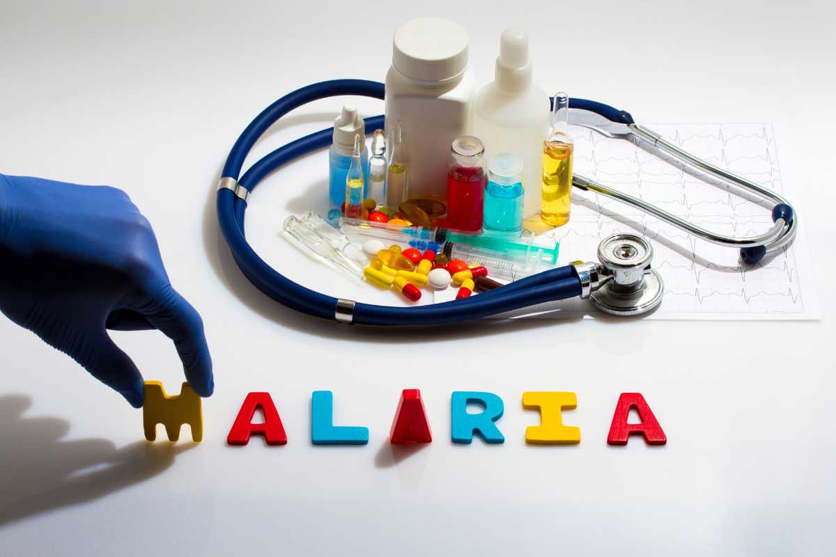 Scritta vaccino malaria con strumenti medici