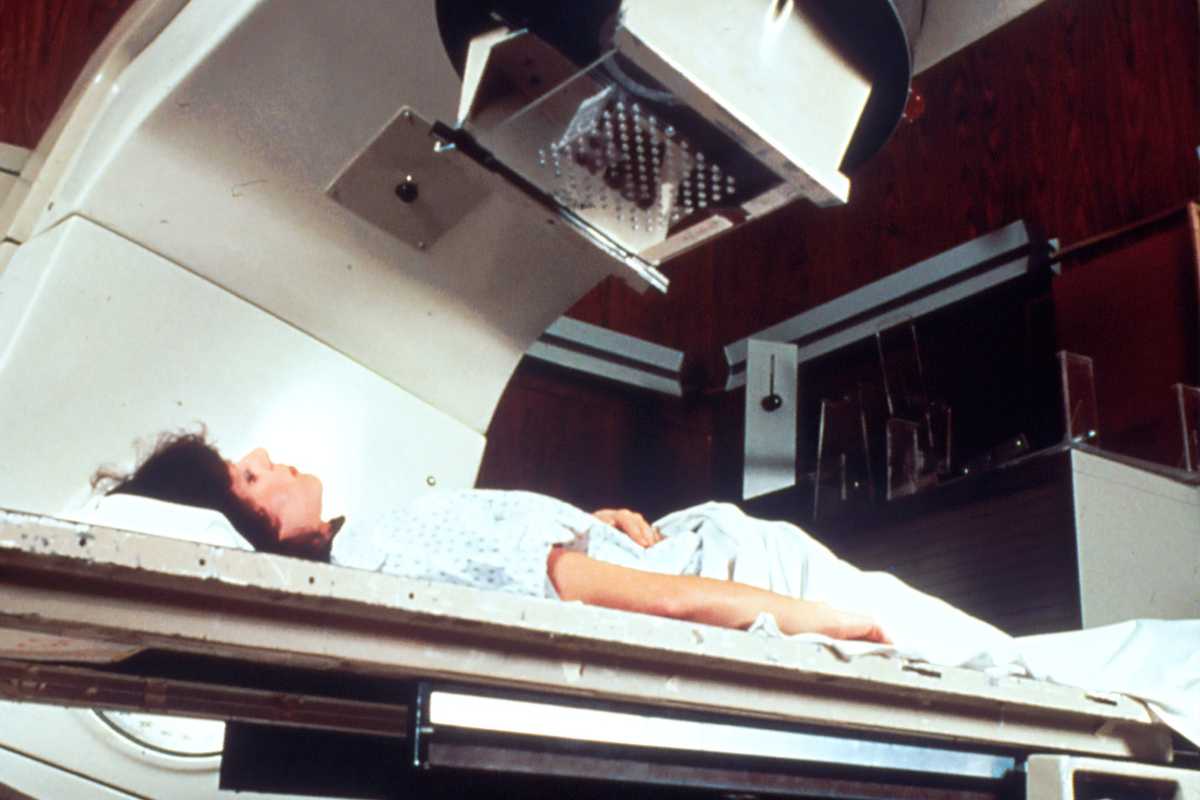 Donna sottoposta a radioscopia