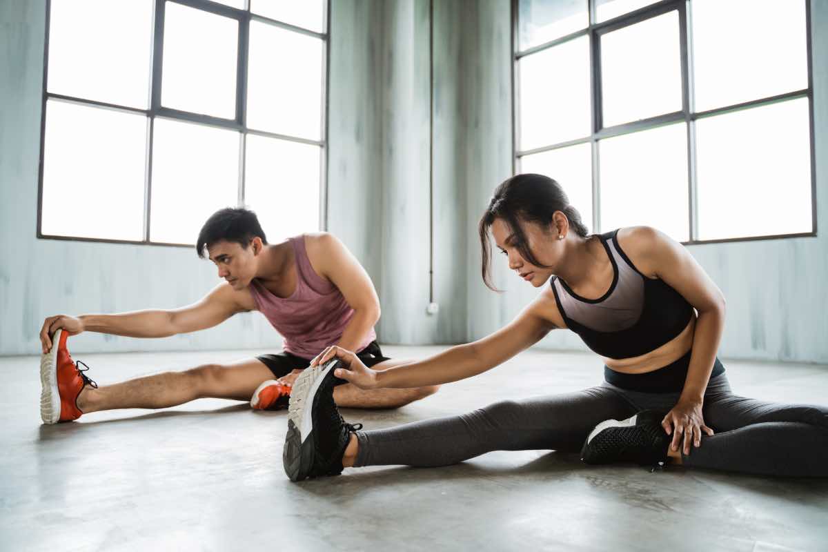 Una coppia di ragazzi fa stretching