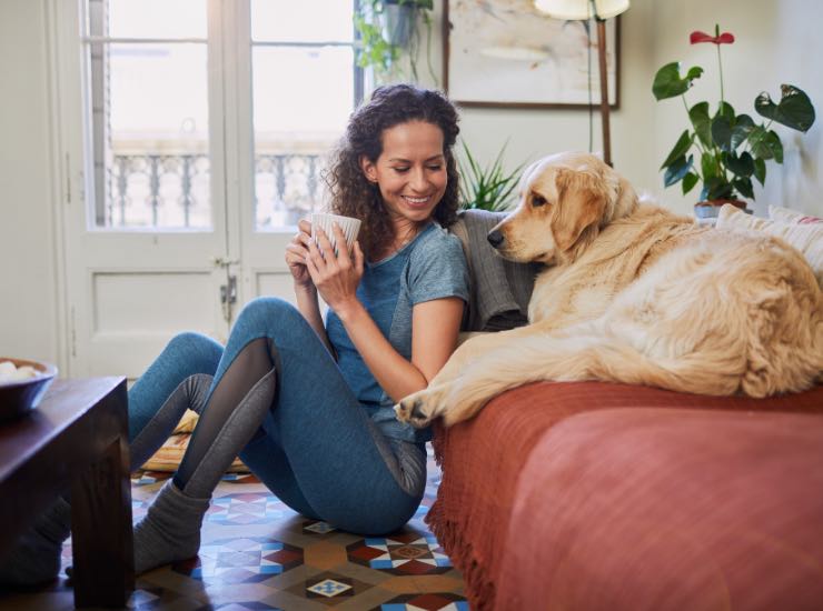 Una ragazza da sola col cane