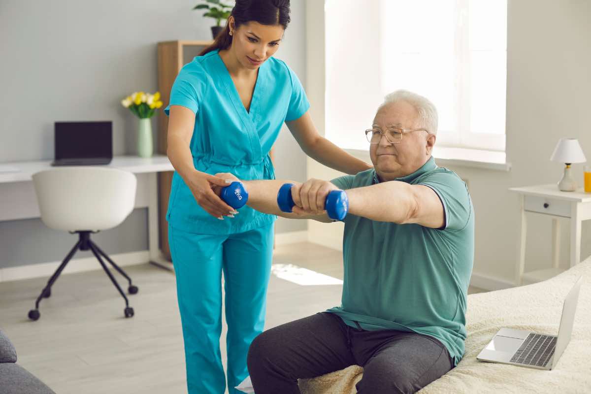 Un uomo anziano con la sua fisioterapista