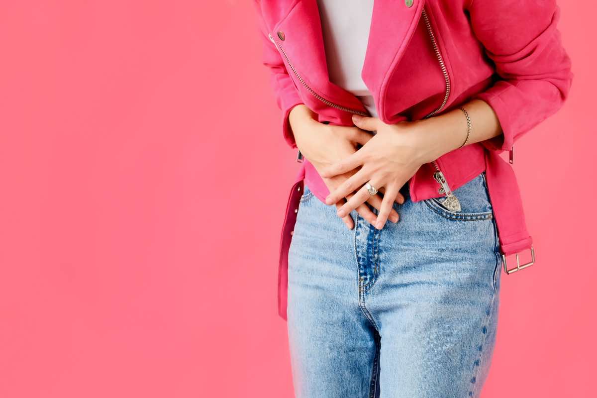 Una ragazza con crampi alla pancia