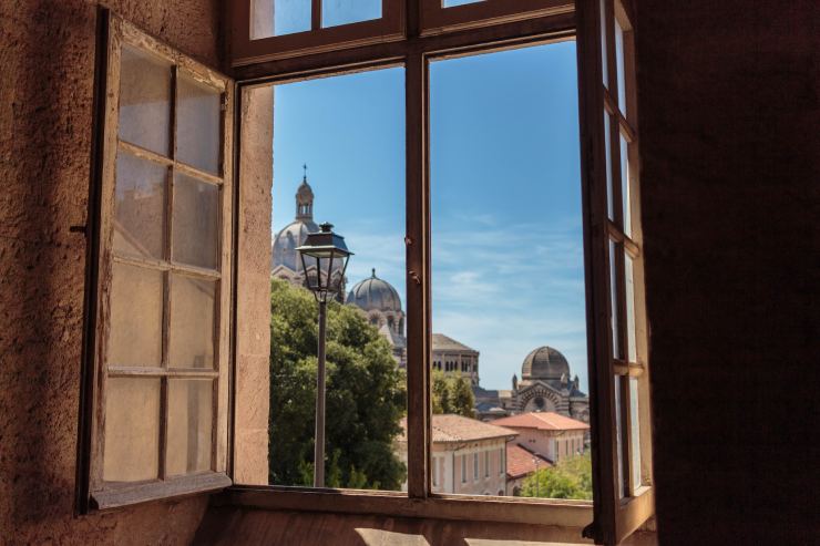 Finestre aperte per cambiare l'aria in casa