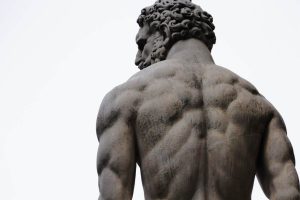 Statua con schiena muscolare di spalle