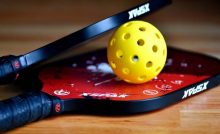 Racchette e pallina da pickleball