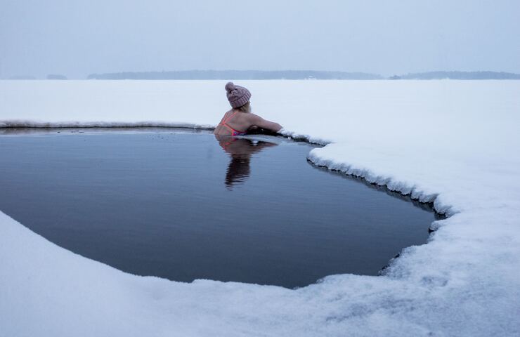 ragazza fa bagno in acqua gelida