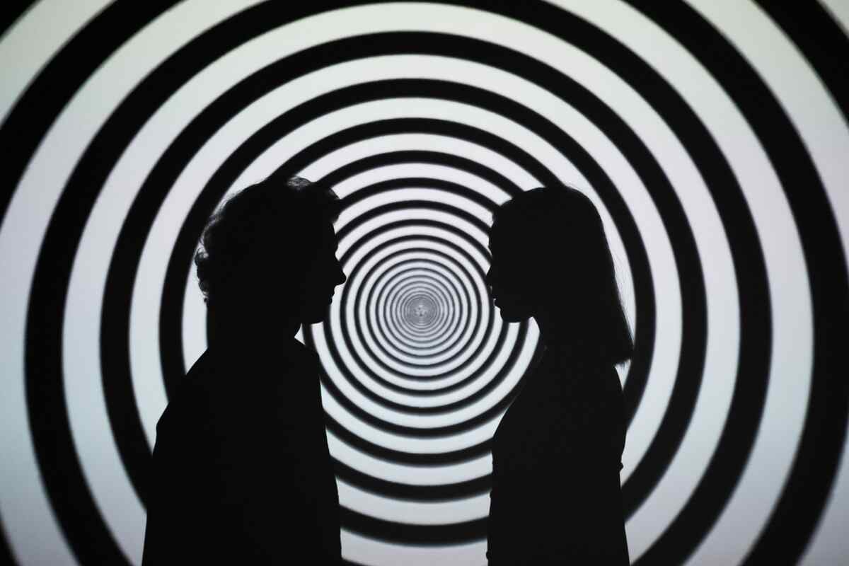 ipnosi: sfondo ipnotico con due soggetti in primo piano