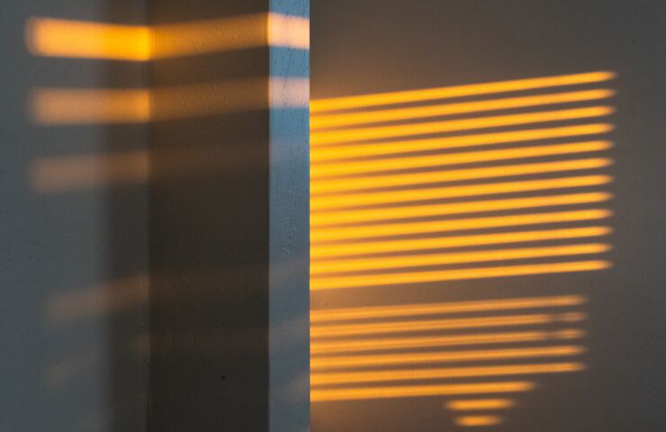 Luce che filtra dalle veneziane della finestra