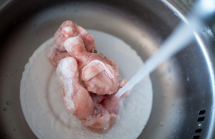 Scongelare la carne con l'acqua calda è sconsigliato, meglio immergerla in acqua fredda